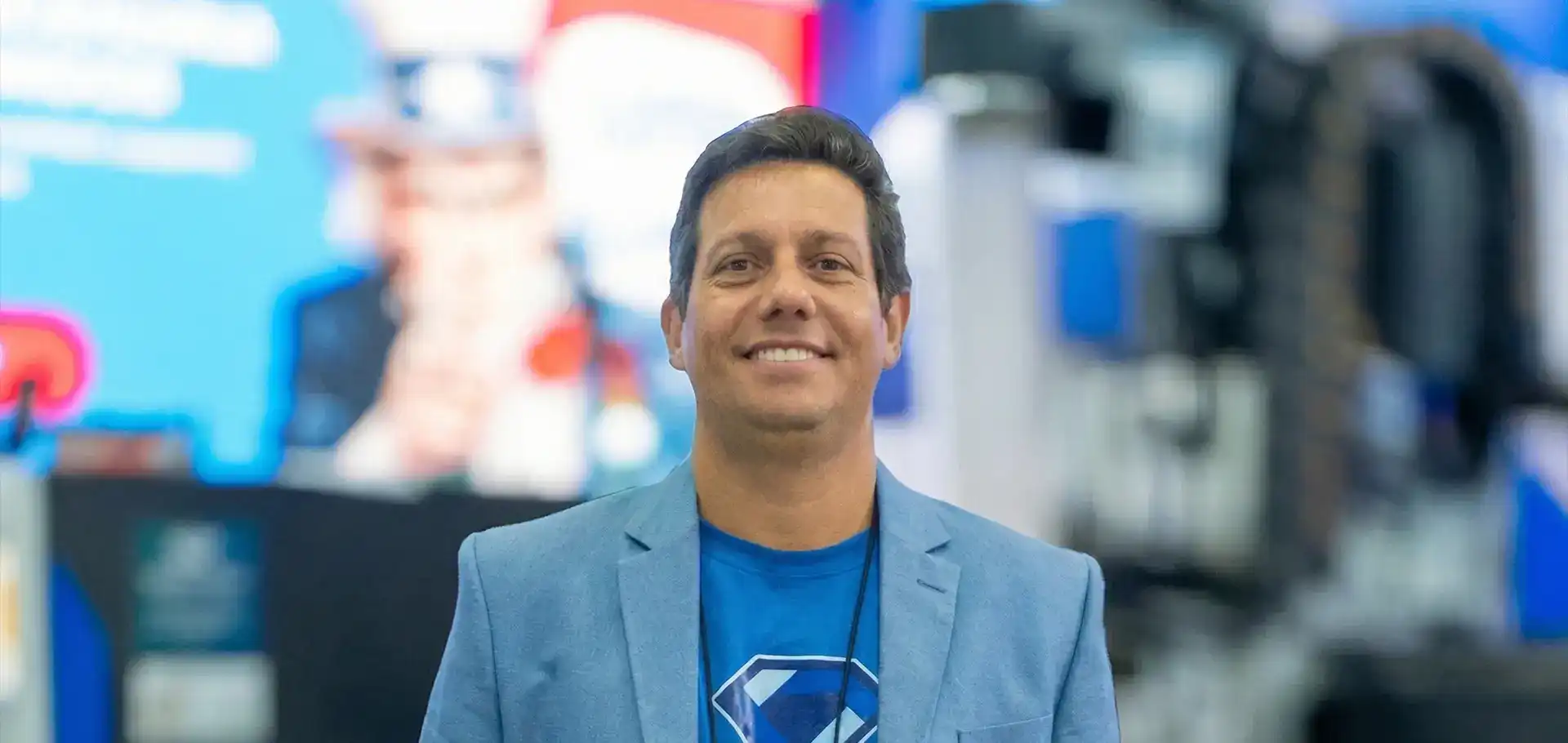 Jeff Calza, especialista do Lapidando CNC, em frente a uma router CNC Etools