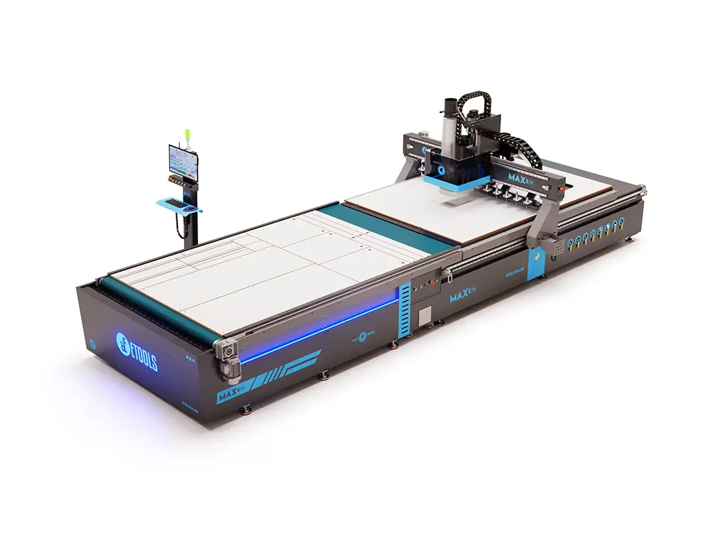 Router CNC Max S 12 ATC da Etools com chapa de MDF na mesa de vácuo e, na frente dela, a esteira de descarga com uma chapa já cortada em peças; o comando fica em pedestal à esquerda