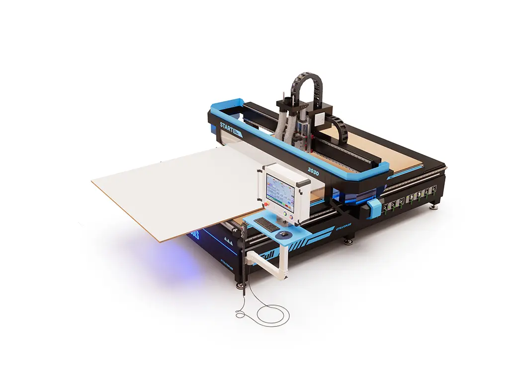 Router CNC Start Full 2030 com uma chapa branca entrando na mesa pela frente, o comando Syntec em braço articulado e o volante manual pendurado ao lado
