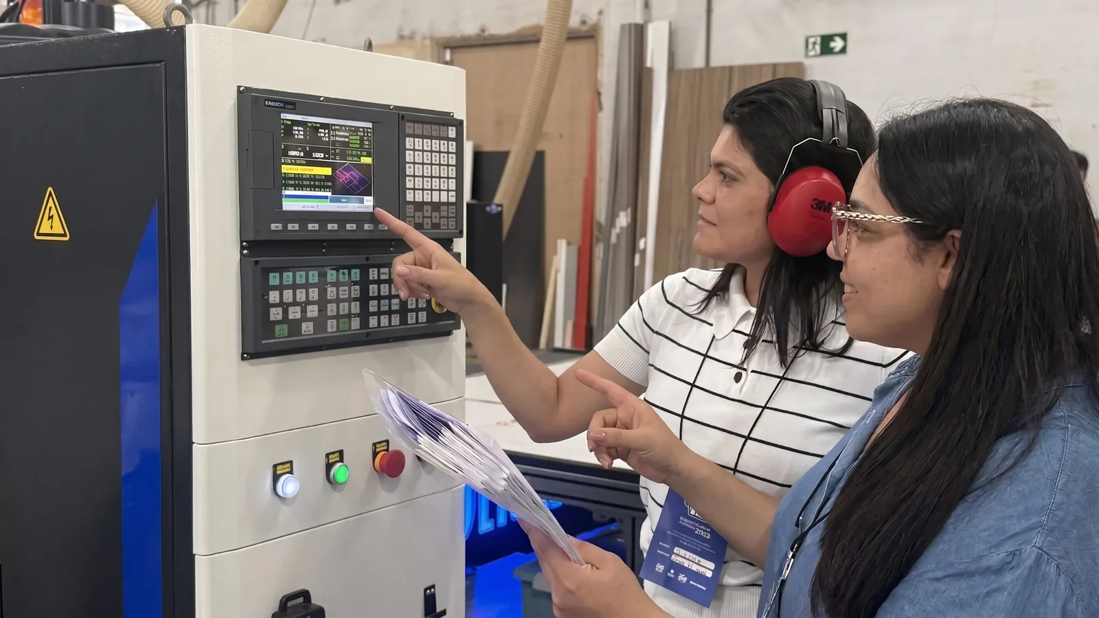 Router CNC Start Full 2030 vista lateral, com comando Syntec e esquadro pneumático