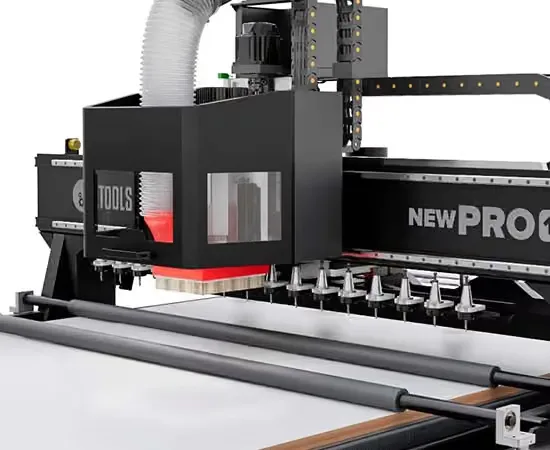 Router CNC Start 10 ATC em perspectiva, com o cabeçote no pórtico, a fileira de cones ISO30 do magazine fixo ao longo da mesa, o comando Syntec com tela no braço lateral e o volante MPG pendurado