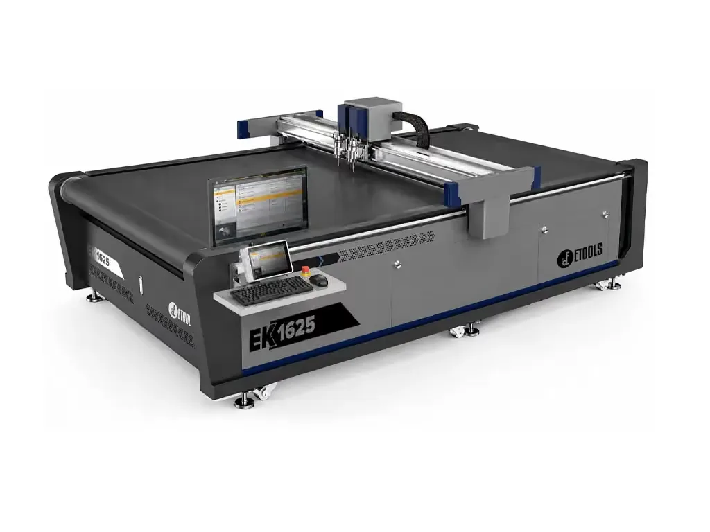 Mesa de corte digital EK 1625 da Etools: mesa de 1600 x 2500 mm, pórtico com dois cabeçotes de faca, monitor do comando e painel com teclado e botão de emergência na lateral